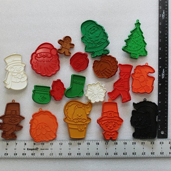 Vintage Hallmark Plastic Holiday Imprint Cookie Cutters Set of 18 Fall Theme - Picture 7 of 9